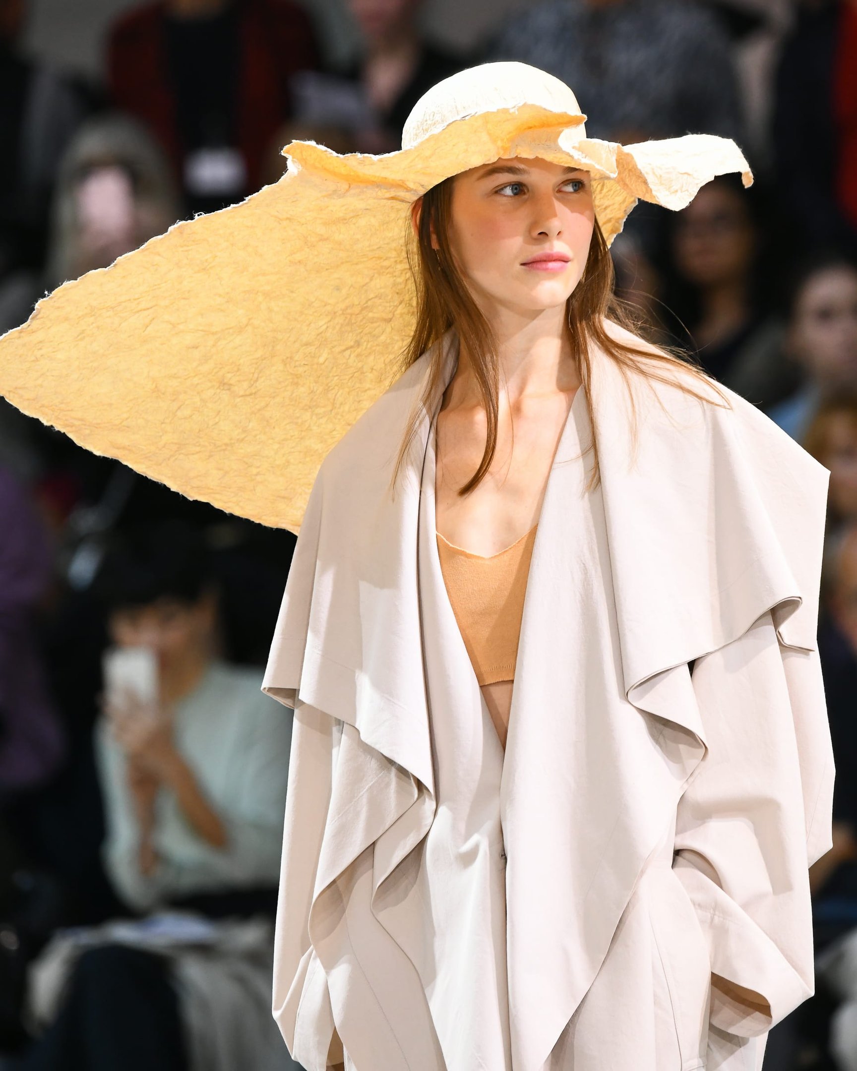 身体と布のあいだに――新デザイナー近藤悟史による「イッセイ ミヤケ